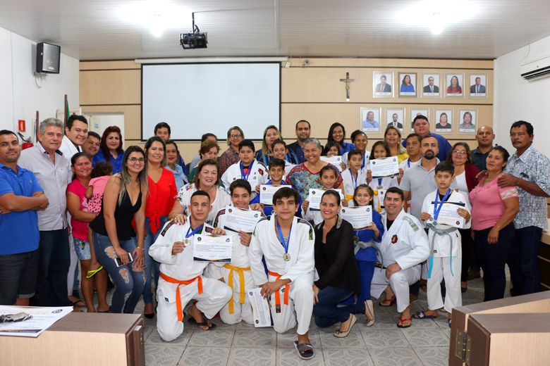 Câmara homenageia alunos do projeto “Judô de Ouro”.