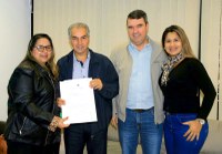 Em Campo grande, vereadora Sônia Ferreira entrega solicitação ao Governador Reinaldo Azambuja.