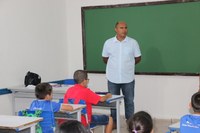 Presidente da Câmara de vereadores de Porto Murtinho visita escolas do município no primeiro dia de aula.