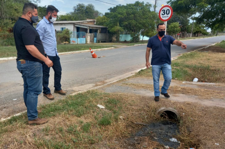 Vereador e técnicos vistoriam a problemática na rede de esgoto em Porto Murtinho