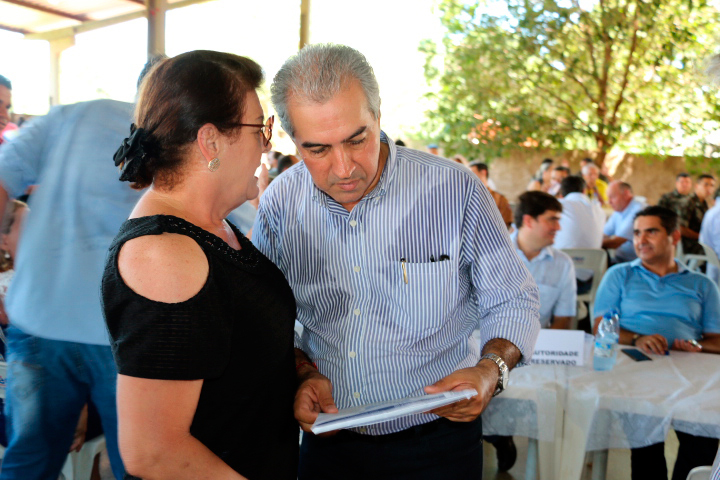 Fátima Vidotte entrega documentos assinados pela população em mãos do governador Reinaldo Azambuja.