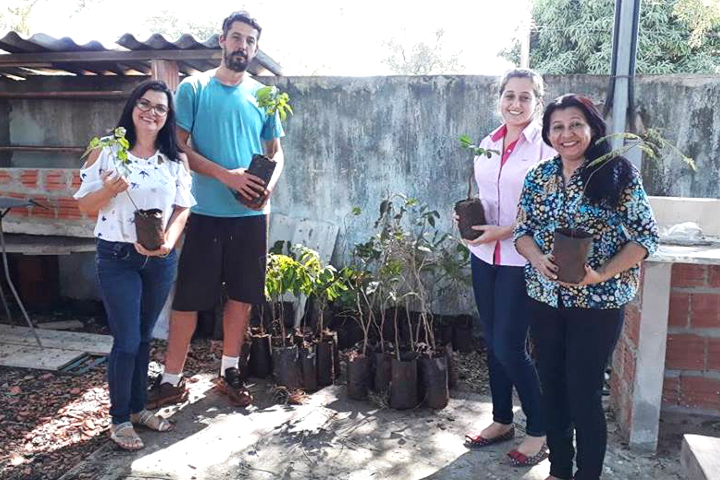 Vereadora Maria Donizete recebe muda de plantas solicitadas em sua indicação.