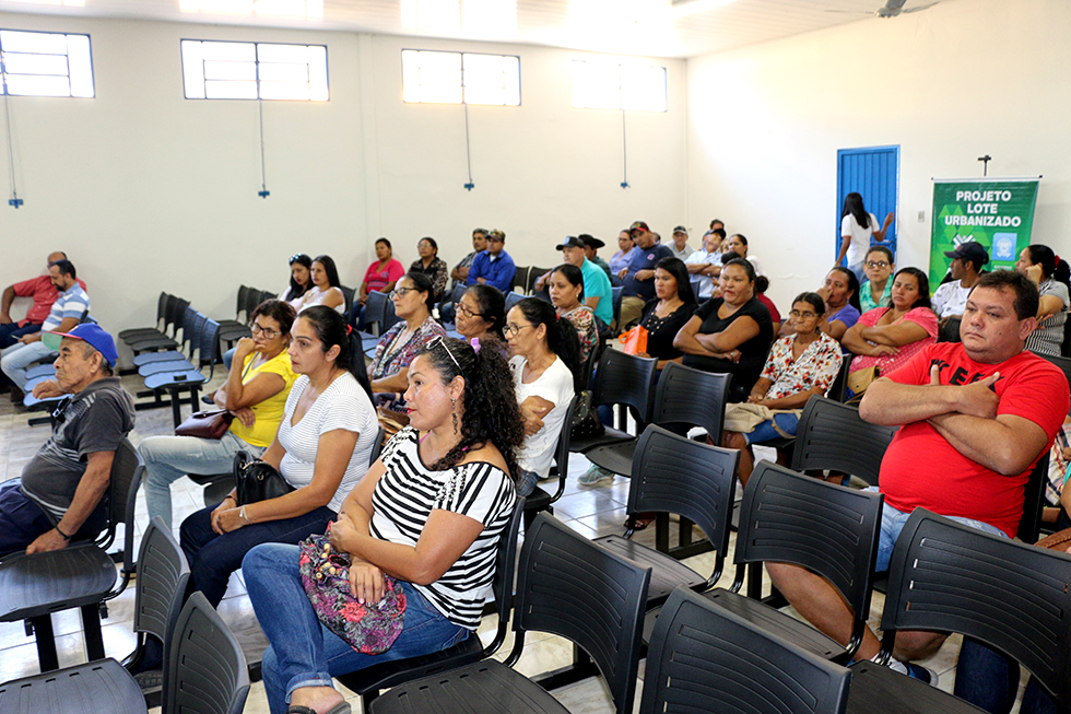 Vereadores participam de entrega de escrituras do Che Roga mí